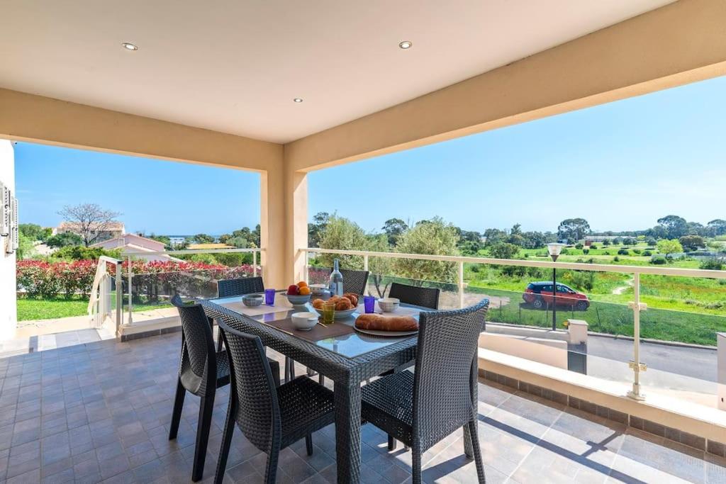 une salle à manger avec une table et des chaises dans l'établissement Villa piscine 6 personnes-3 chambres-climatisée, à Biguglia