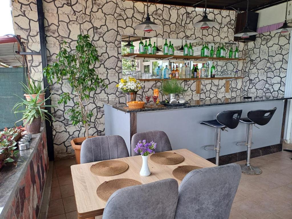 Un restaurante con una mesa y sillas y un mostrador. en Lila butık hotel alanya, en Alanya