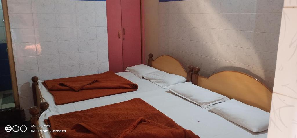 Postel nebo postele na pokoji v ubytování Sharada KK Residency