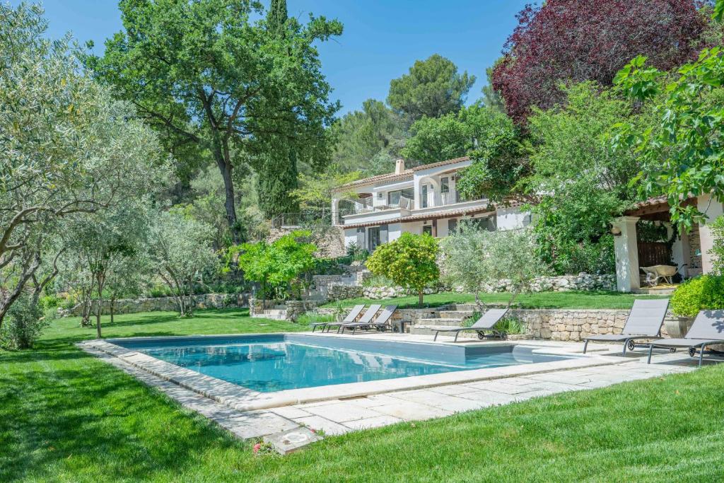 埃吉萊的住宿－VILLA VOGA- Luxury family holidays Aix-en-Provence，一座房子的院子内的游泳池