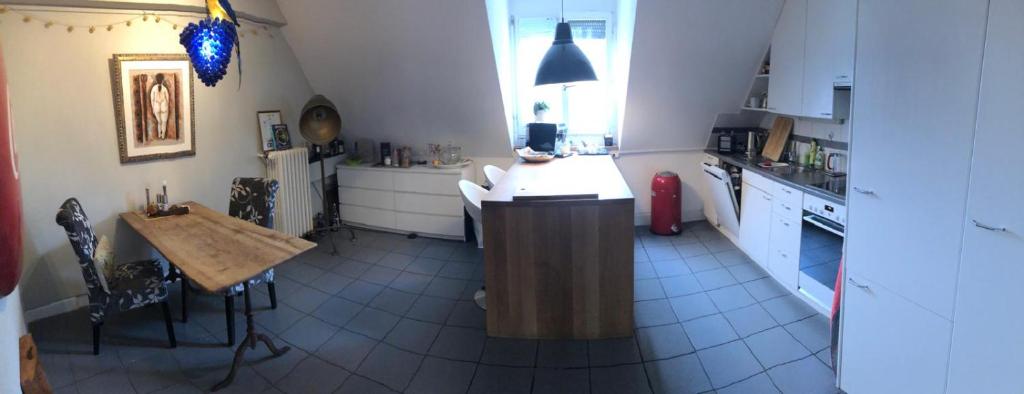 una cucina con un bancone e un tavolo di Designer apartment with rooftop a Zurigo