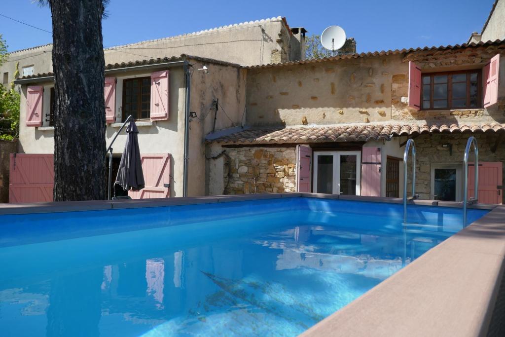 una piscina frente a una casa en Grand gîte au pays des lavandes en Aurel