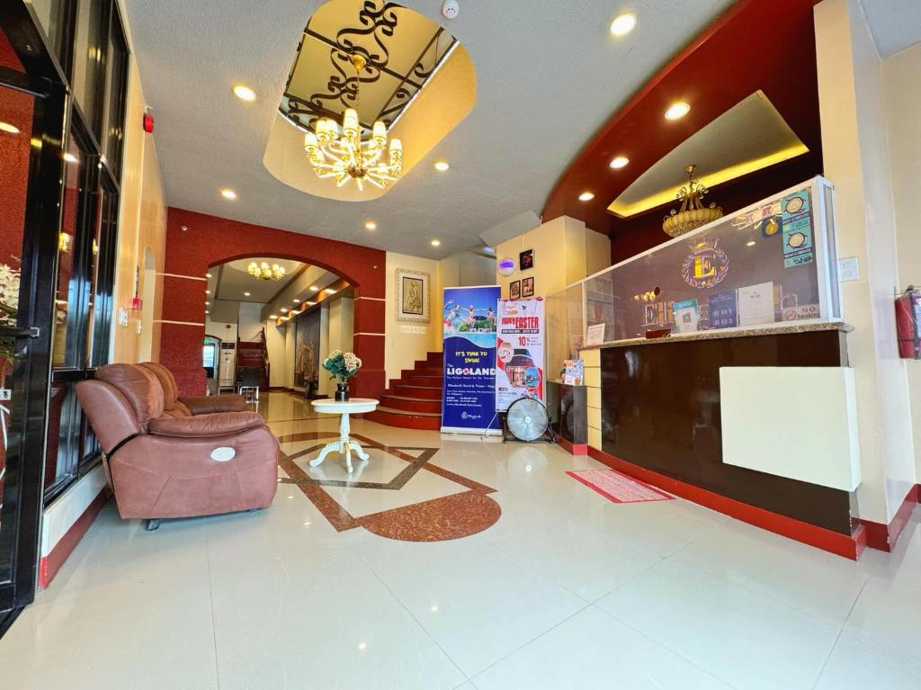 een lobby met een bank en een televisie in een winkel bij Elizabeth Hotel - Naga in Pili