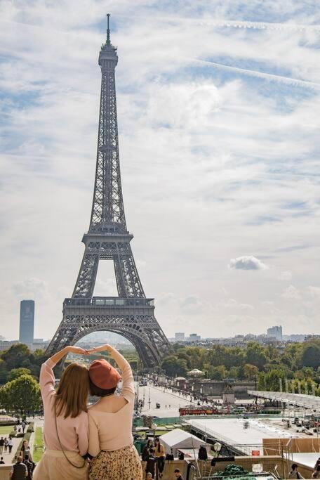 deux femmes debout devant la tour d'Eiffel dans l'établissement Maison Paris/Disney/Provins, à La Ferté-Gaucher