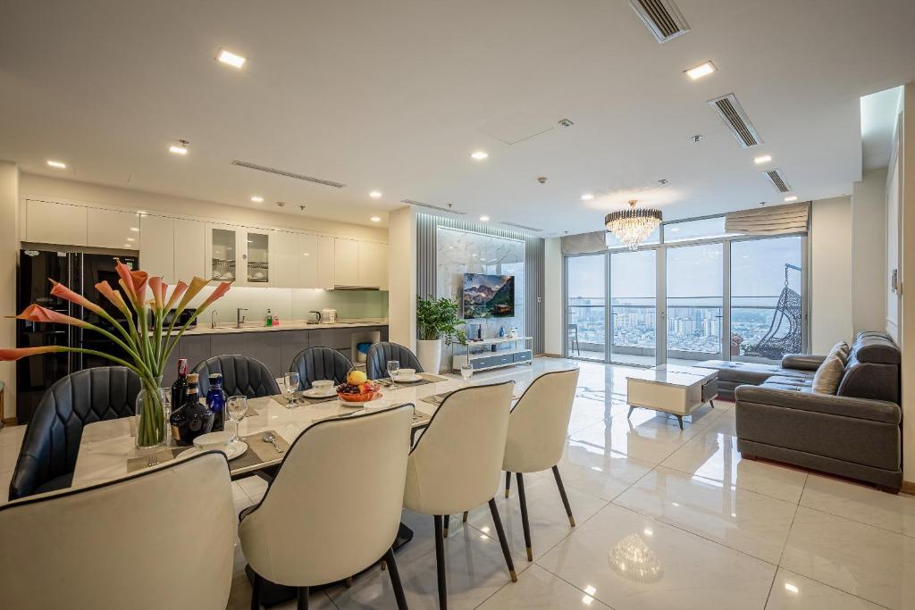 comedor y sala de estar con mesa y sillas en Vinhomes Residences Luxury Suite, en Ho Chi Minh