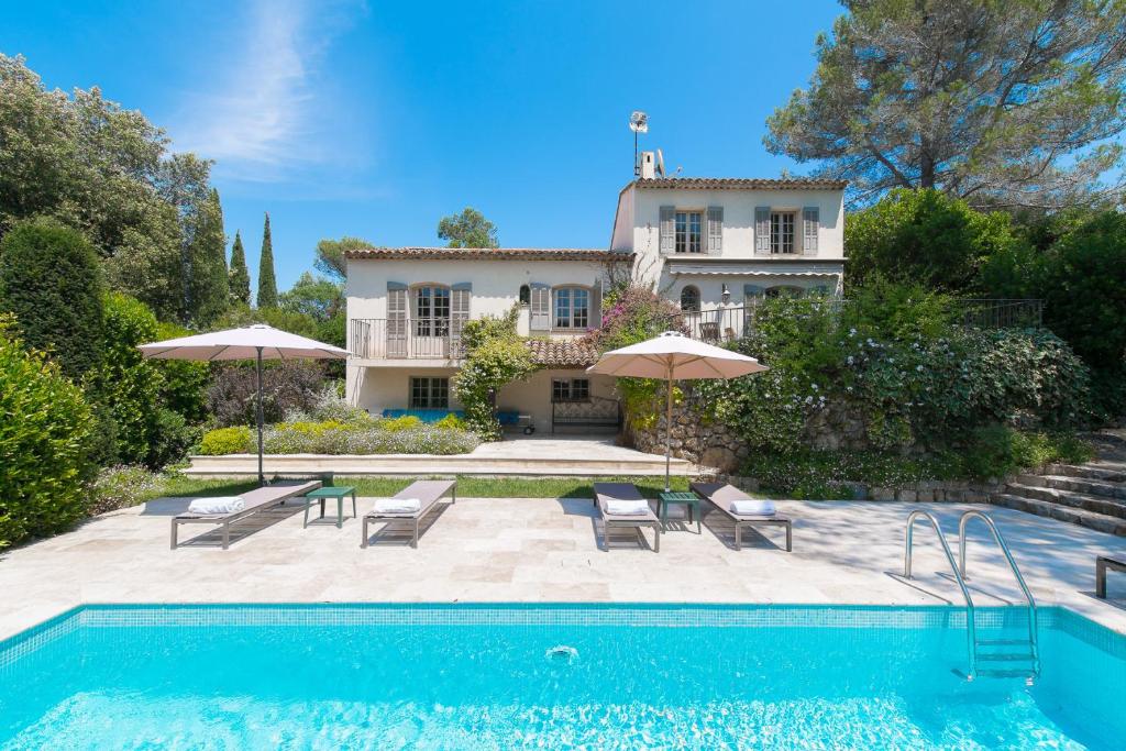une villa avec piscine et une maison dans l'établissement La Clairiere, à Valbonne