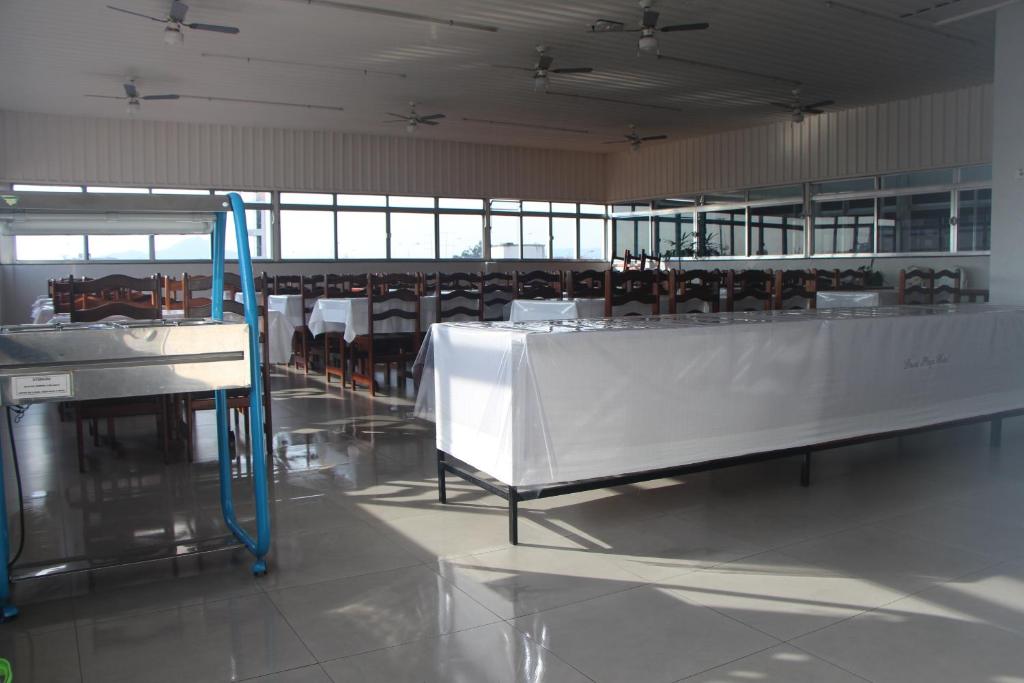 Um restaurante ou outro lugar para comer em David Plaza Hotel