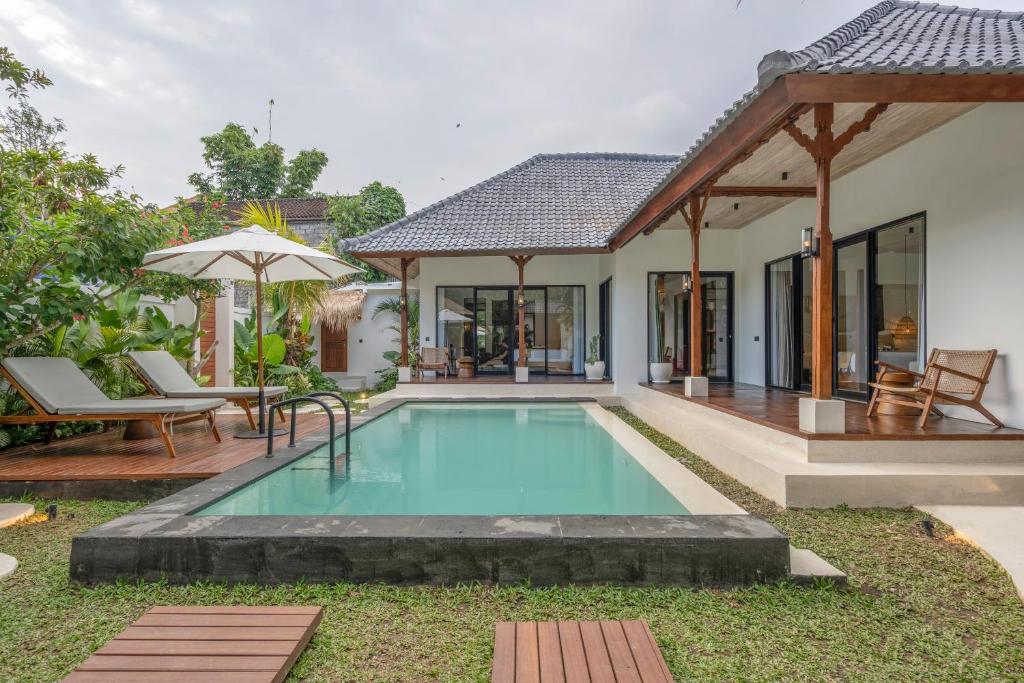 een villa met een zwembad en een huis bij Sicilia Villa by DH Ubud in Ubud
