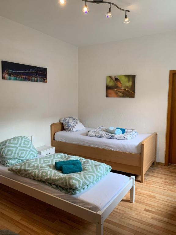 מיטה או מיטות בחדר ב-Erlangen City-Zentral-Garten-30qm