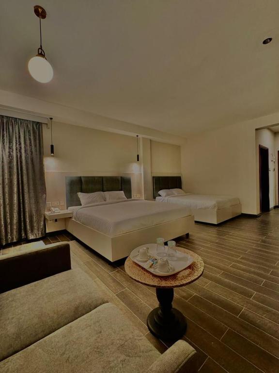 Postel nebo postele na pokoji v ubytování The Ivory Hotel