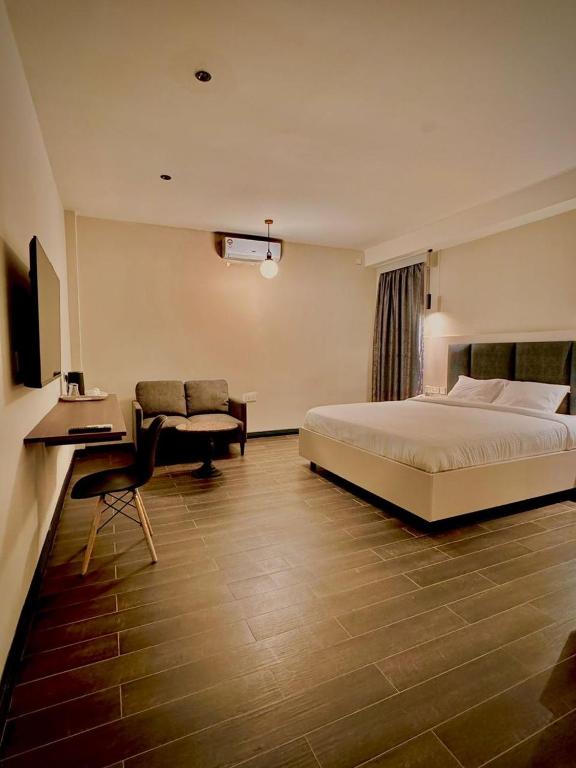 Postel nebo postele na pokoji v ubytování The Ivory Hotel