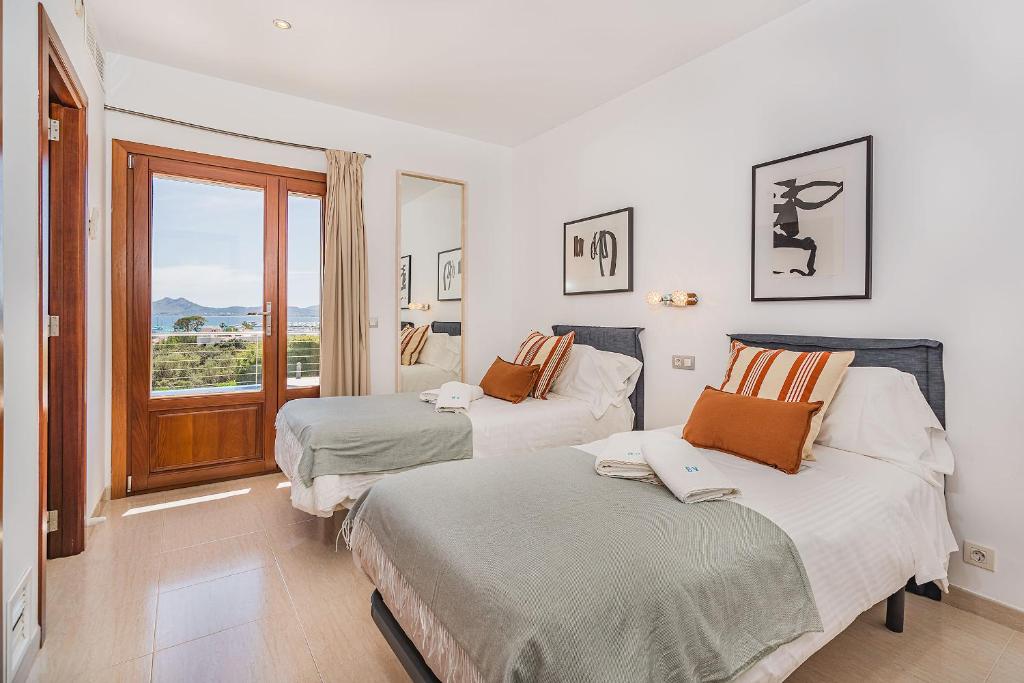 Postel nebo postele na pokoji v ubytování Villa Bonavista By SunVillas Mallorca