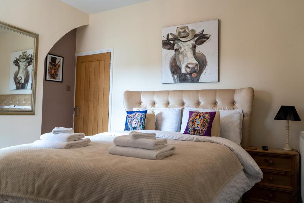 a bedroom with a bed with towels on it at The Plumb Townhouse in Warwick Centre in Warwick