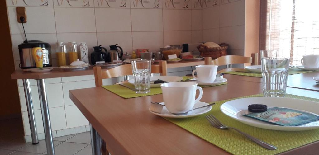 Příslušenství pro přípravu čaje a kávy v ubytování Afamado apartman Fisli
