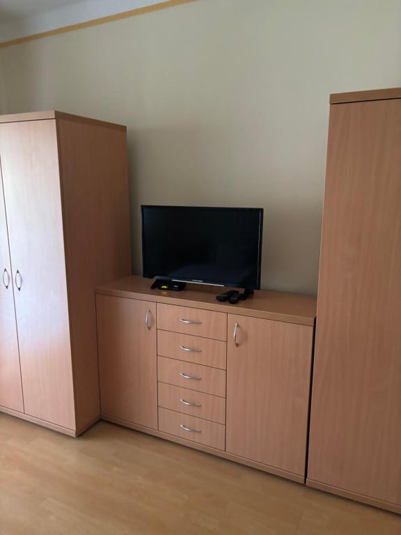 TV a/nebo společenská místnost v ubytování Afamado apartman Fisli