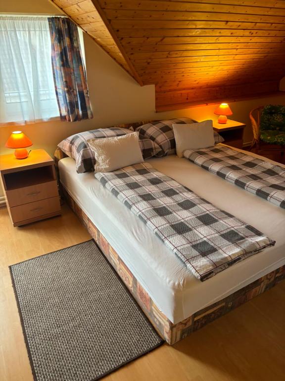 Ένα ή περισσότερα κρεβάτια σε δωμάτιο στο Afamado apartman Fisli