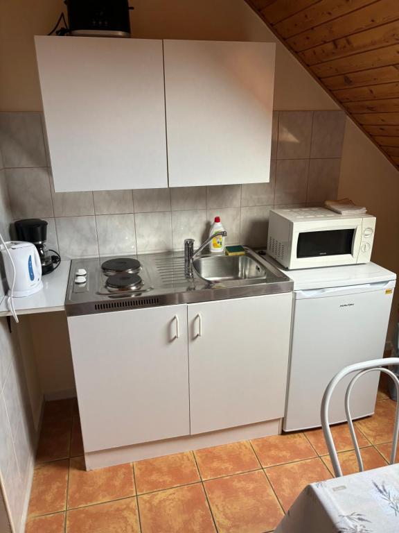 Kuchyň nebo kuchyňský kout v ubytování Afamado apartman Fisli