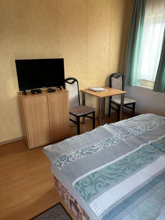 TV a/nebo společenská místnost v ubytování Afamado apartman Fisli
