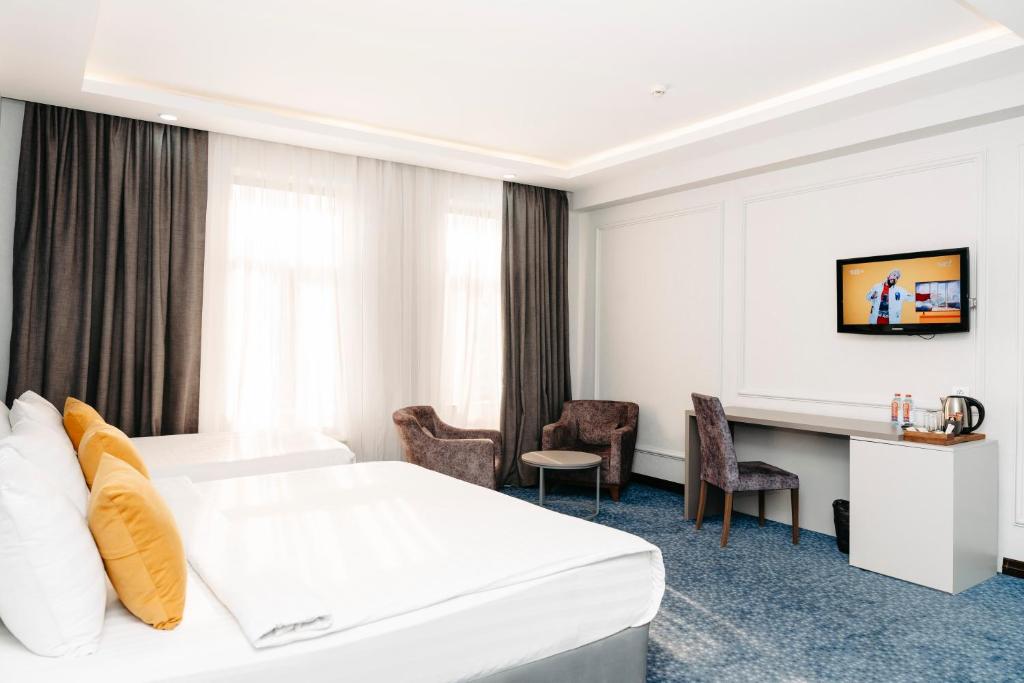 Tempat tidur dalam kamar di Grand Hotel Baku Central Park