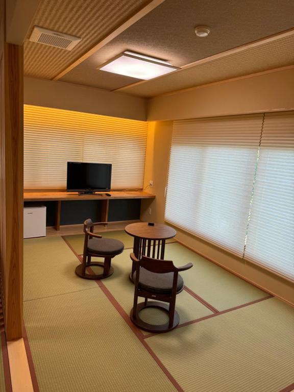 TV a/nebo společenská místnost v ubytování Oshi Ryokan