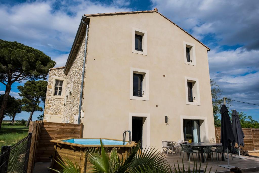 Domaine de Mérins, 10 couchages avec piscine, face à la rivière, à 4km de la plage - Maison De Quatre Chambres
