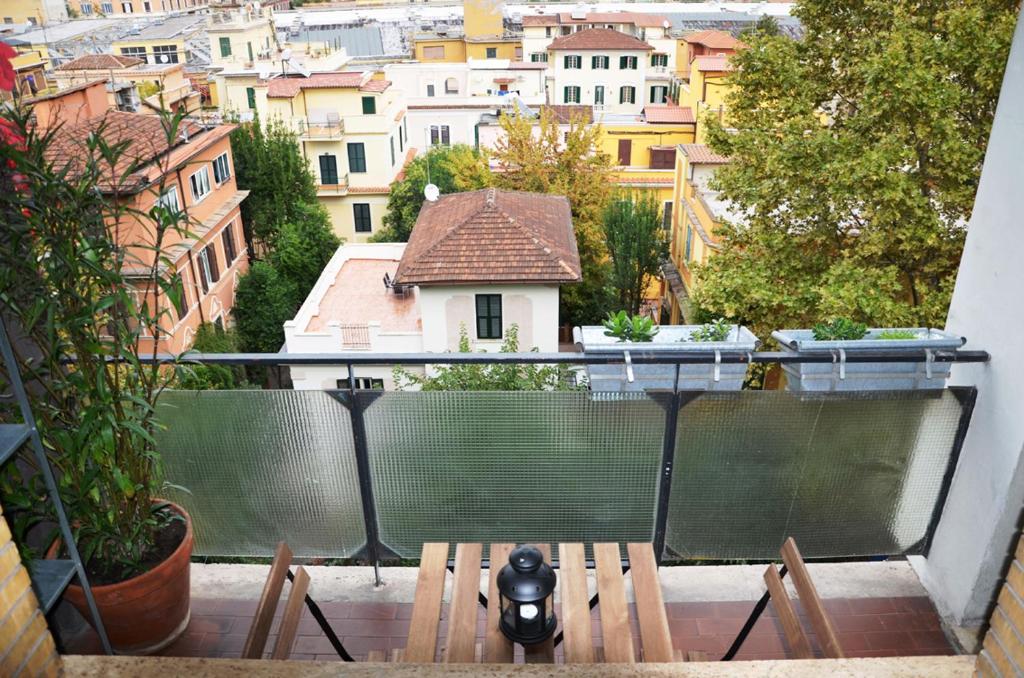 balcón con sillas y vistas a la ciudad en Maurice PentHouse, en Roma