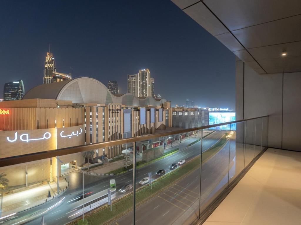 widok na miasto w nocy z budynku w obiekcie Luxurious Stylish Apartments Across Dubai Mall Burj Khalifa City Views w Dubaju