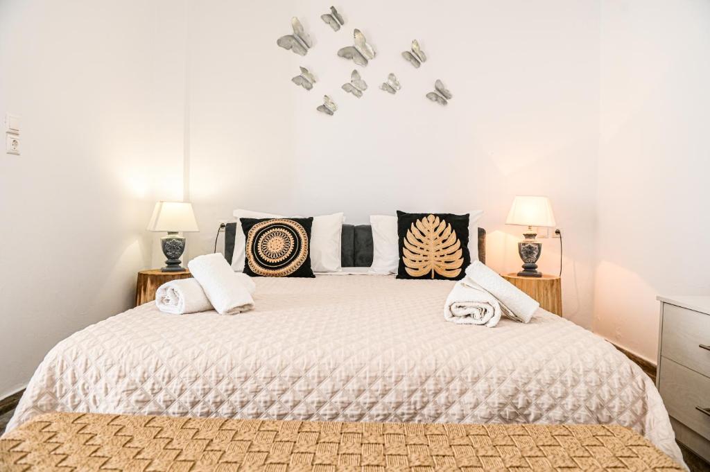 Uma cama ou camas num quarto em Georgia Pelekanou Studios