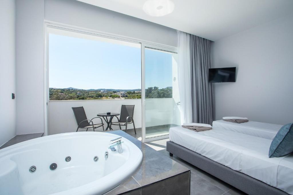 Posteľ alebo postele v izbe v ubytovaní FRESH HOTEL FALIRAKI