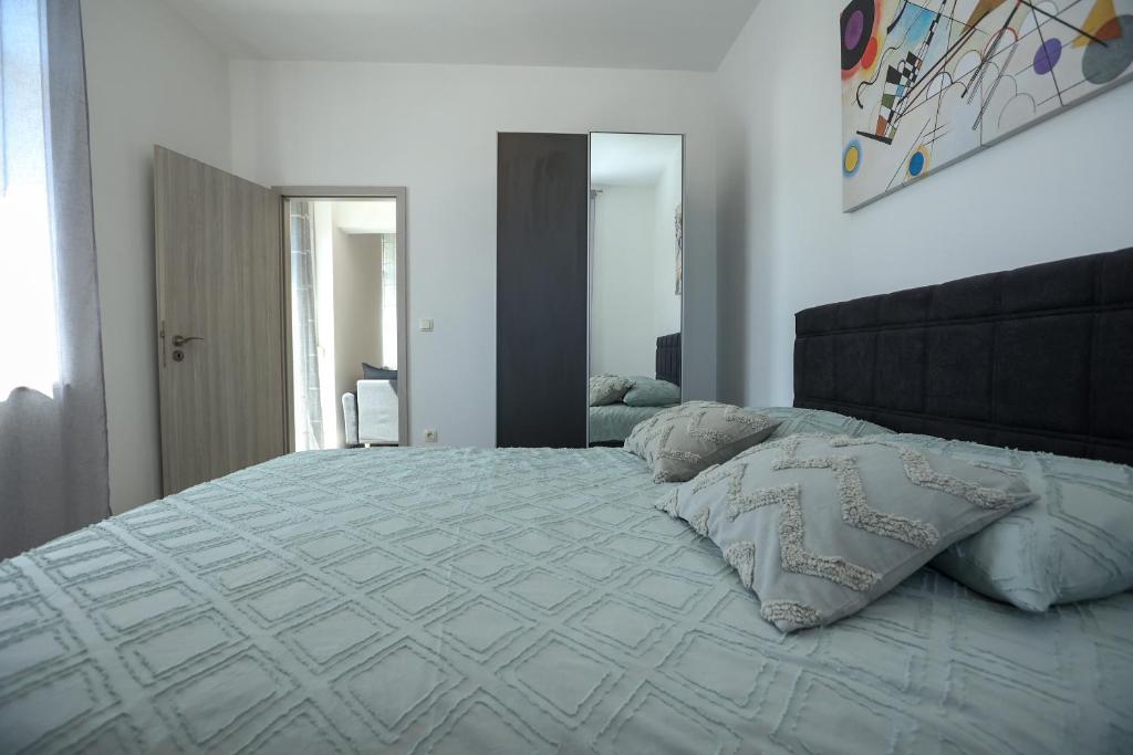 Postel nebo postele na pokoji v ubytování Exceptional Apartment Juniper, FIRST ROW TO THE SEA