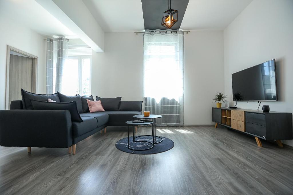 TV a/nebo společenská místnost v ubytování Exceptional Apartment Juniper, FIRST ROW TO THE SEA