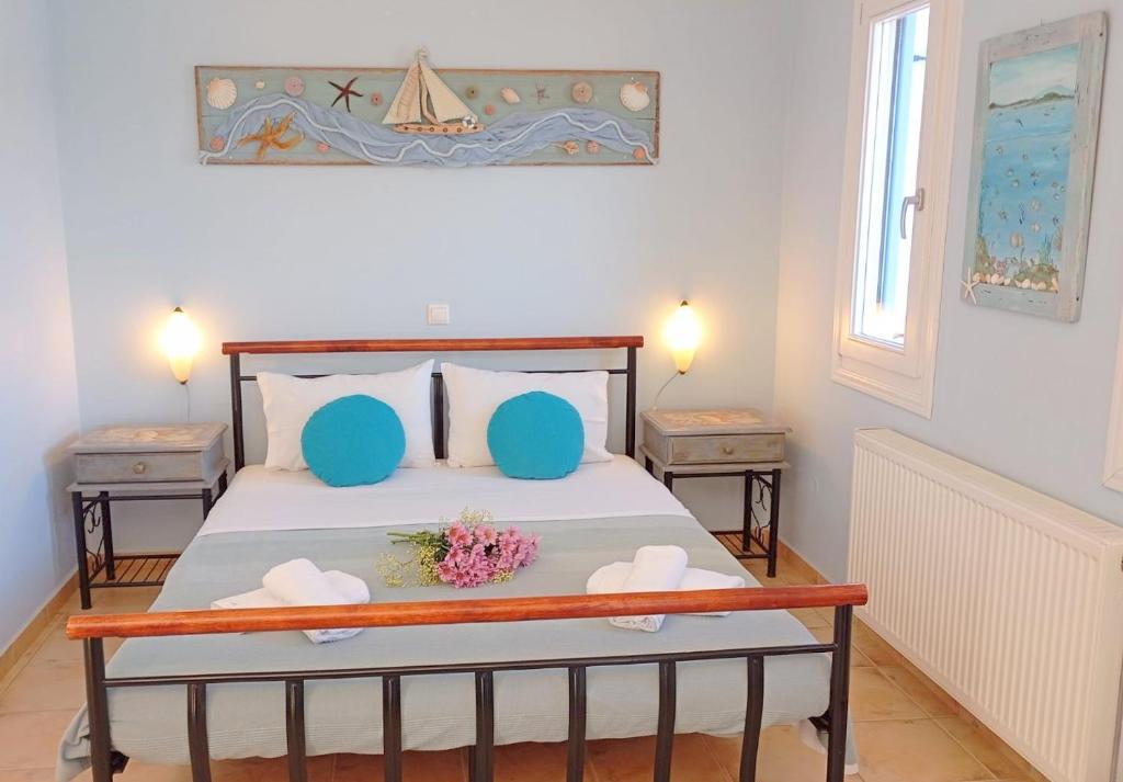 Postel nebo postele na pokoji v ubytování Odysseion Apartments
