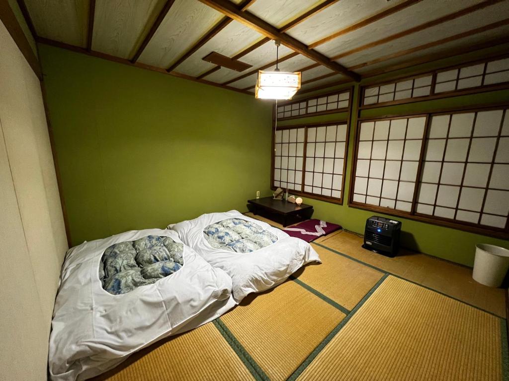Postel nebo postele na pokoji v ubytování 苗場 中村屋