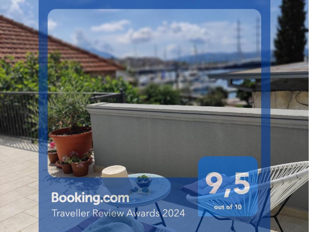 蒂瓦特的住宿－Miro guesthouse，阳台上的蓝色椅子的照片