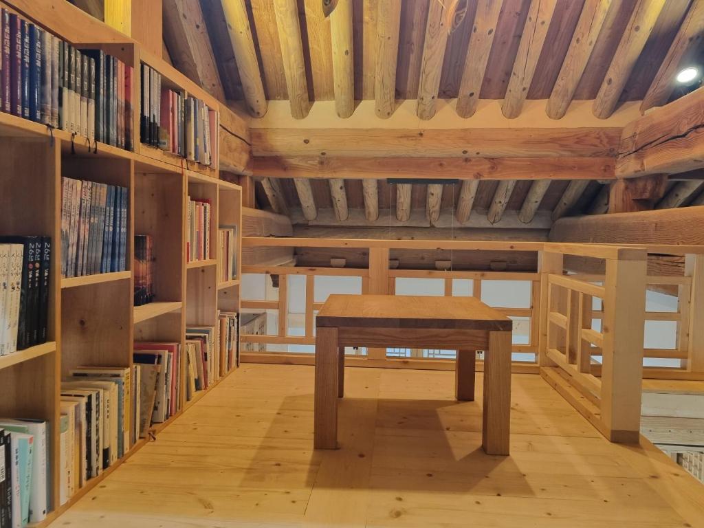 Külalistemaja raamatukogu