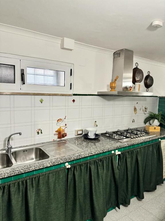 Kuchyň nebo kuchyňský kout v ubytování La Villa Carmela Cuma