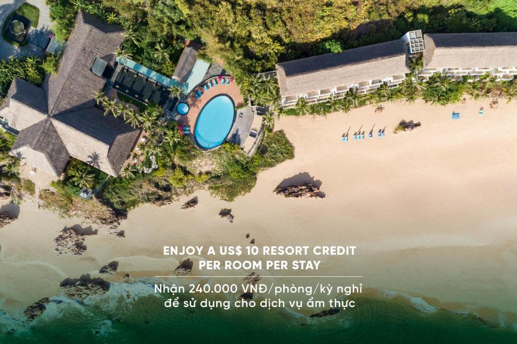 uma vista aérea de um resort na praia em Avani Quy Nhon Resort em Quy Nhon