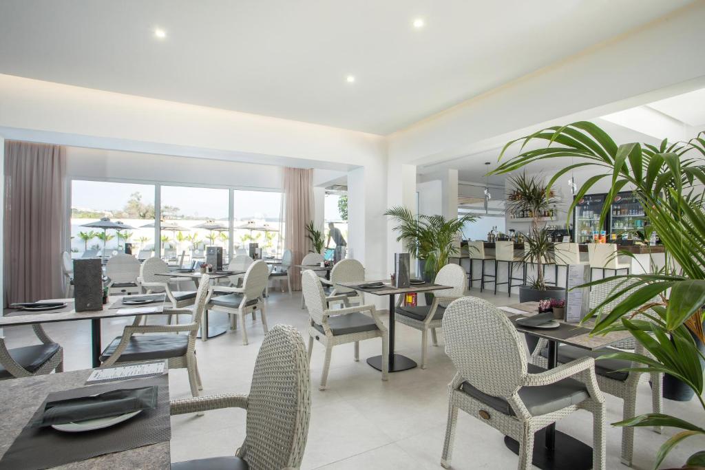 Reštaurácia alebo iné gastronomické zariadenie v ubytovaní FRESH HOTEL FALIRAKI