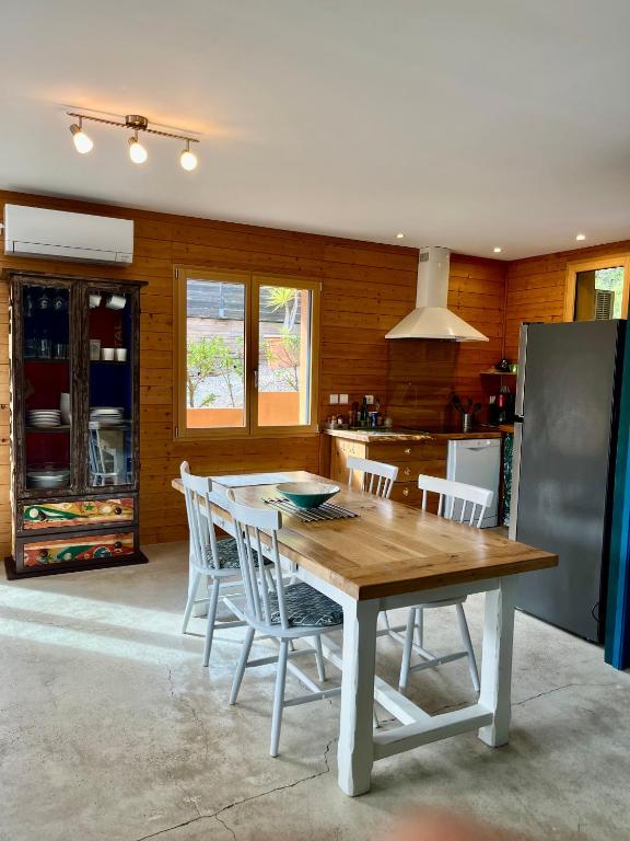Kuchyň nebo kuchyňský kout v ubytování La Poussada, maisons écologiques avec vue mer