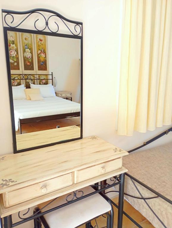 Postel nebo postele na pokoji v ubytování Odysseion Apartments
