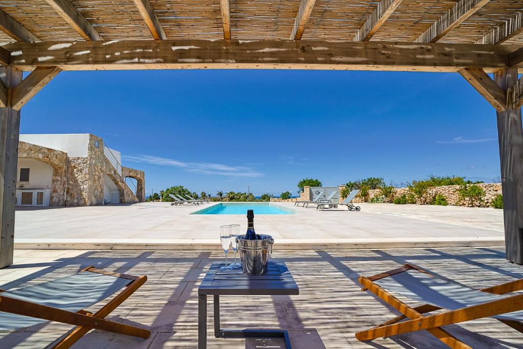 - une bouteille de vin sur une table sur une terrasse dans l'établissement Villa Caleddha By Vivimy, à Racale