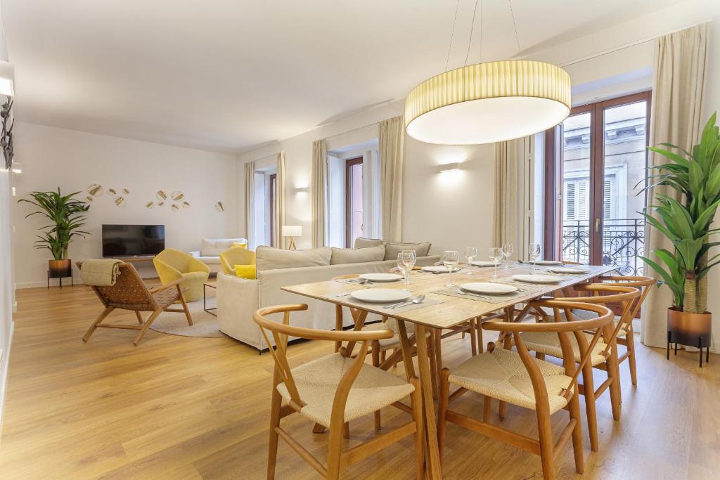 jadalnia i salon ze stołem i krzesłami w obiekcie Cibeles Luxe in Madrid w Madrycie
