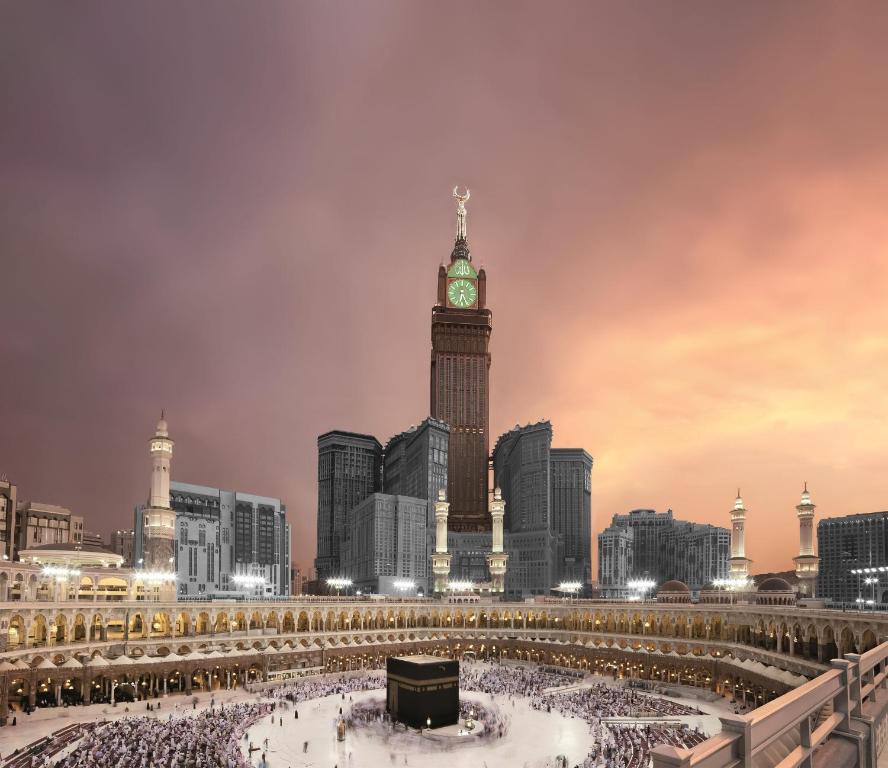 una città con una torre dell'orologio davanti di Makkah Clock Royal Tower, A Fairmont Hotel a La Mecca