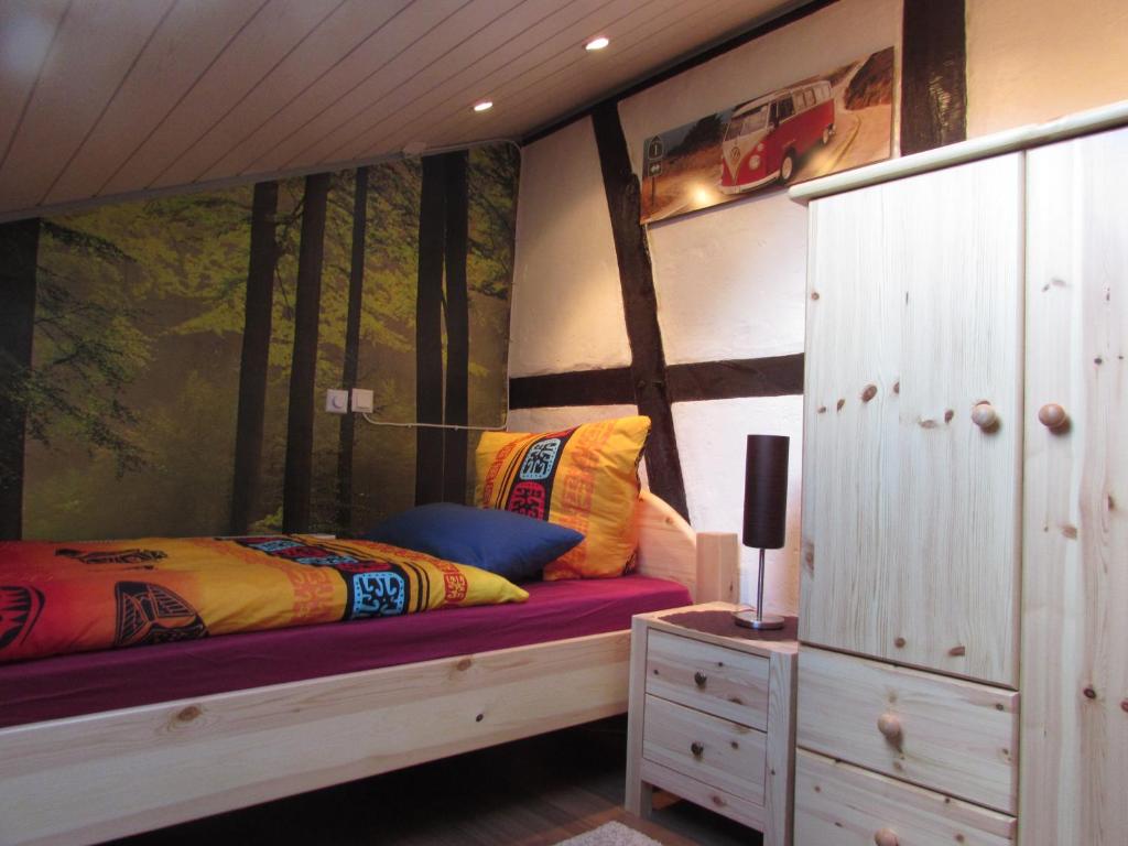 sypialnia z łóżkiem w pokoju urządzonym w stylu leśnym w obiekcie Eifel Quartier Ferienhaus w mieście Mechernich