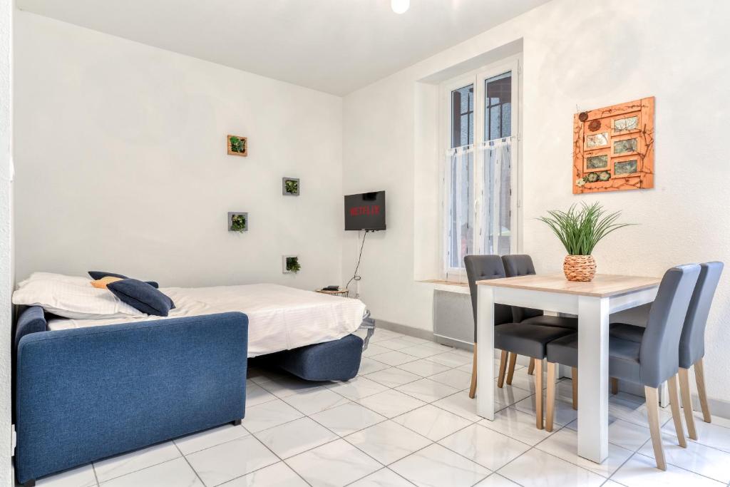 une chambre avec un lit, une table et des chaises dans l'établissement Le Jacques - Proche centre - RDC - Netflix, à Carcassonne