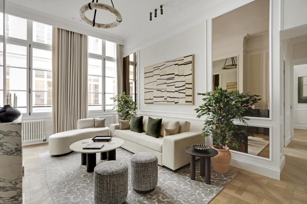 un salon avec un canapé et une table dans l'établissement TheLander - Serviced Apartments in Louvre, à Paris