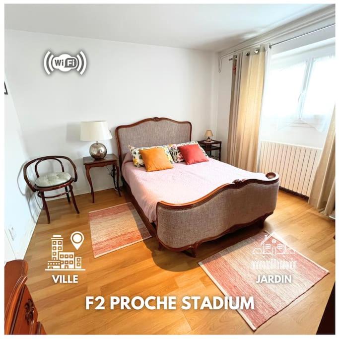 une chambre avec un lit dans une pièce dans l'établissement #Le Capitaine - Proche Stadium -F2 Rez-de-chaussee, à Brive-la-Gaillarde