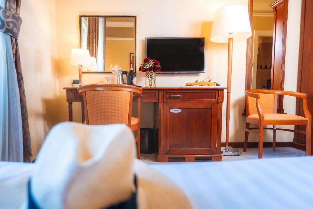 Телевизор и/или развлекательный центр в BRISTOL Hotel Opatija