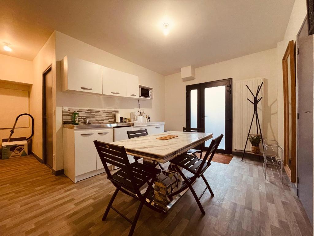 une cuisine et une salle à manger avec une table et des chaises dans l'établissement Tropicana - 297, à Rouen