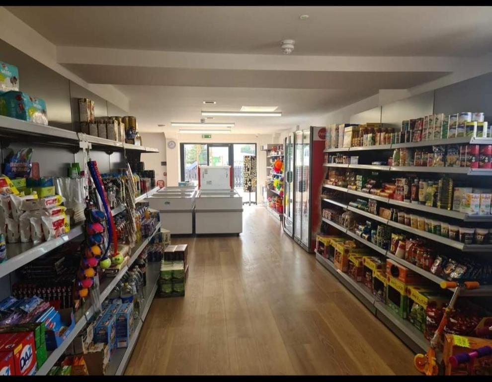 Supermarket nebo jiné obchody v  kempu nebo okolí